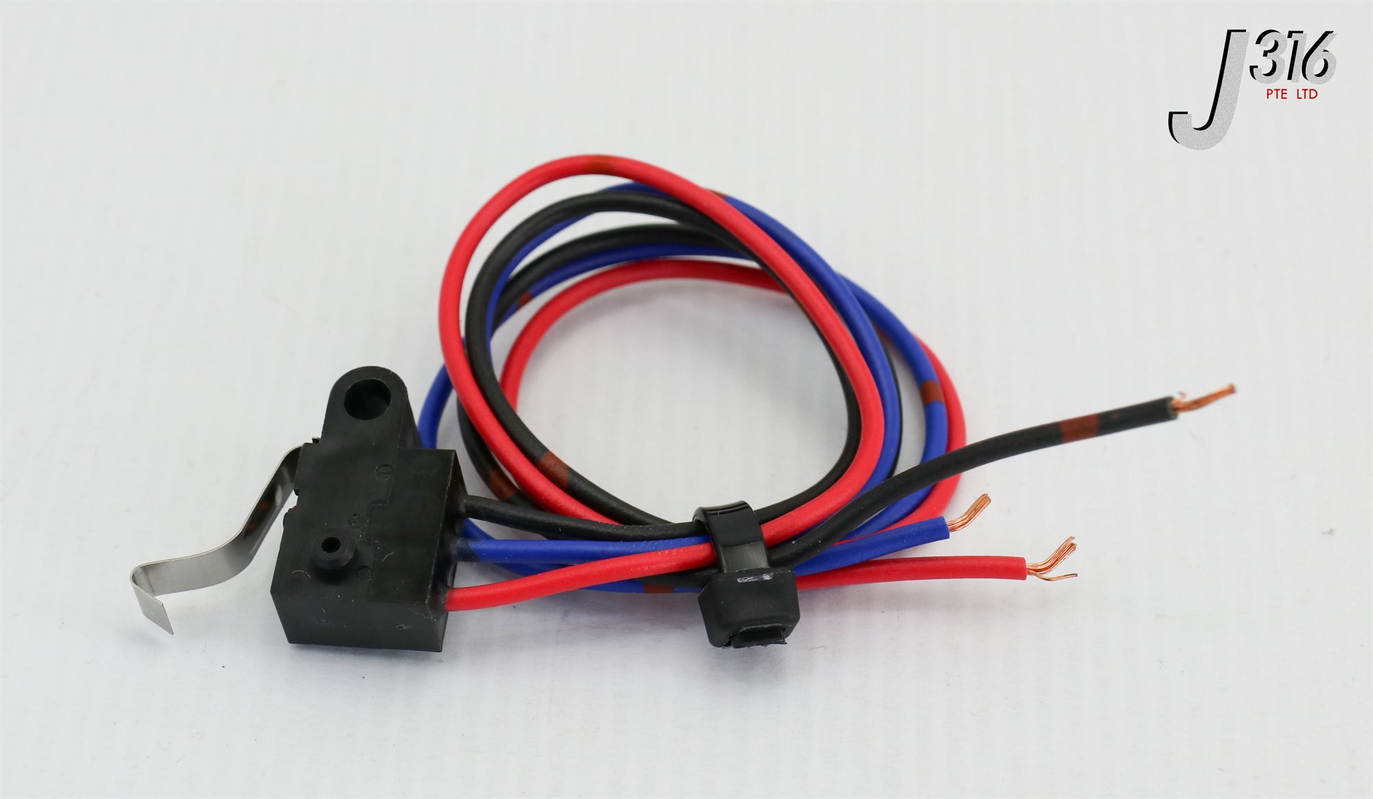 Microinterruttore Omron D2FW-G Con Leva Lunga - 3 Fili (Nero, Blu, Rosso) - NC - Nuovo Giappone